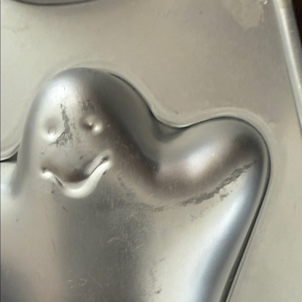 Wilton Silver Ghost-Shaped Cake Pan - Picture 4 of 4